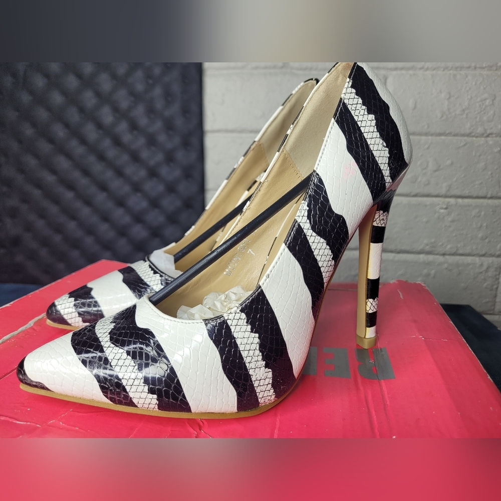 Womens' Red Kiss  (Read My Lipstick) Heels Sz 7